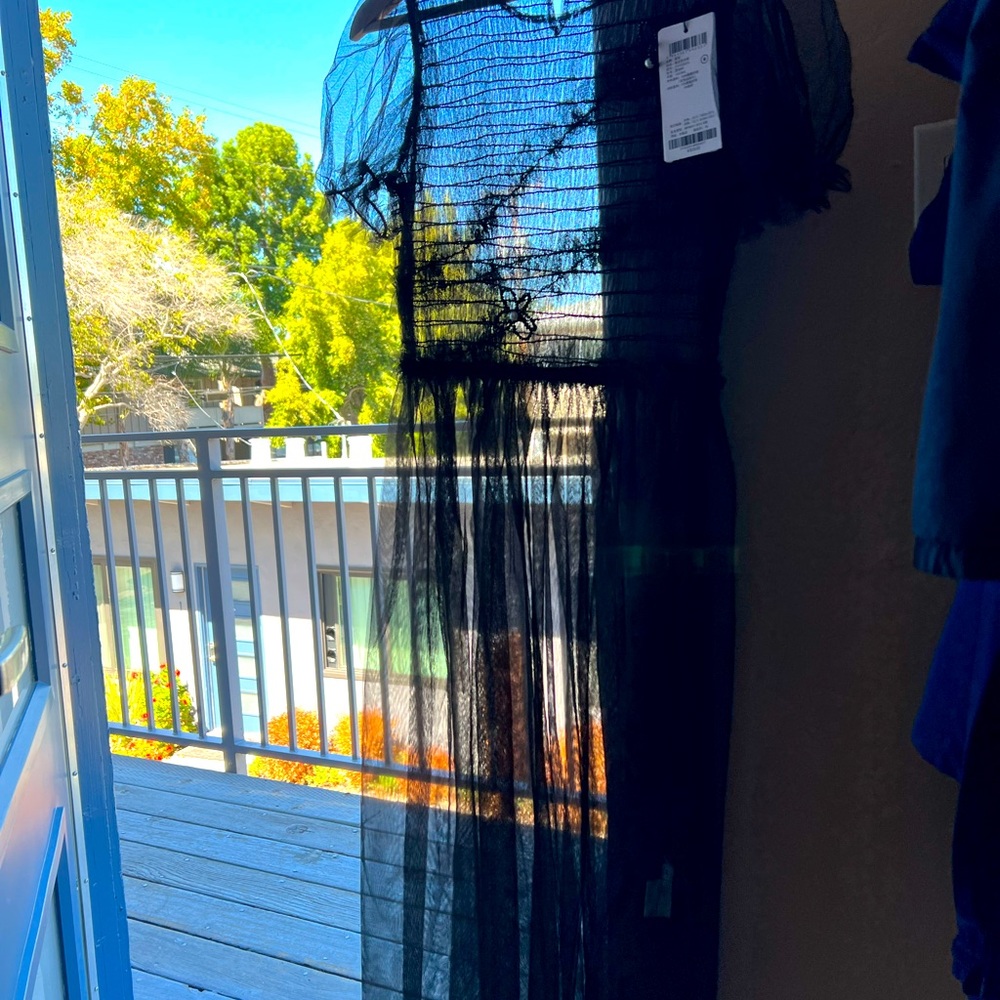 New Women black dress never worn, with tag